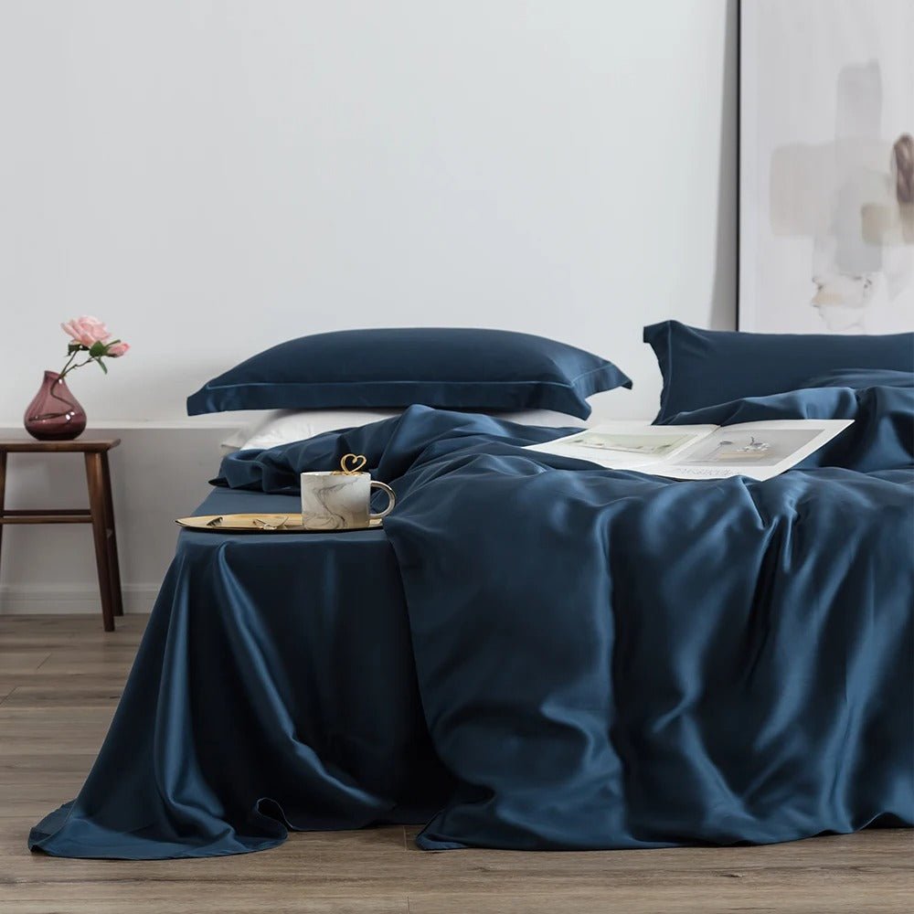 Housse couette satin de coton bleu sur un lit