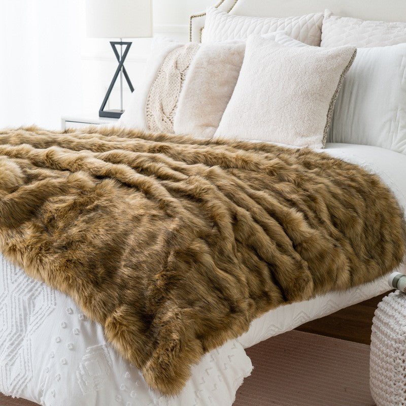 Couverture chaude en poils bruns sur un lit