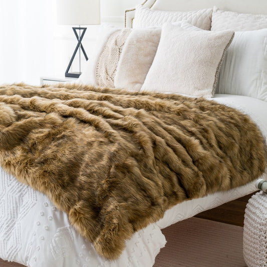Couverture chaude en poils bruns sur un lit