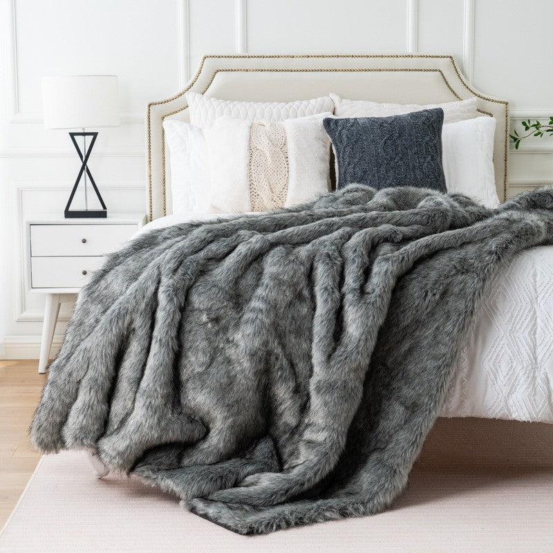 Couverture en poils gris sur un lit