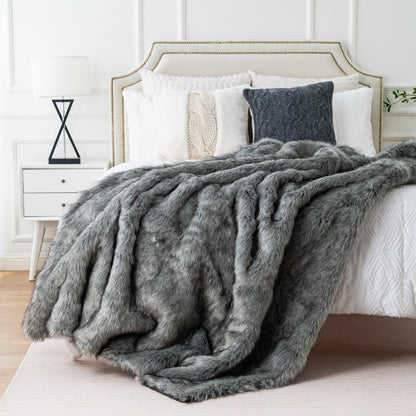 Couverture en poils gris sur un lit