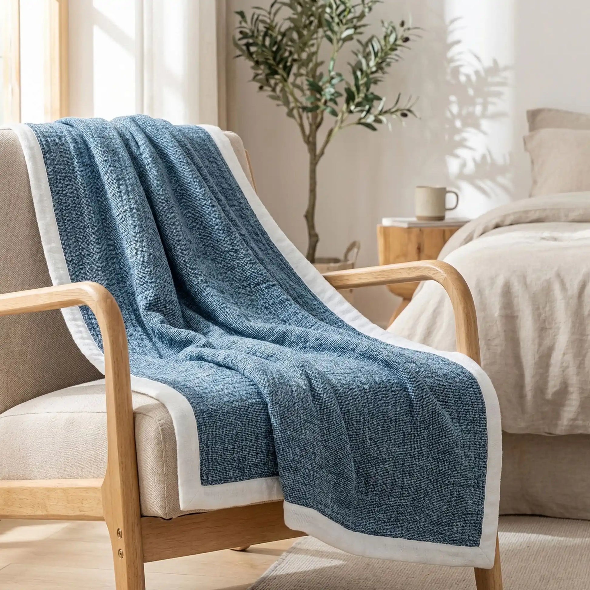 Couverture en coton bleu sur un fauteuil