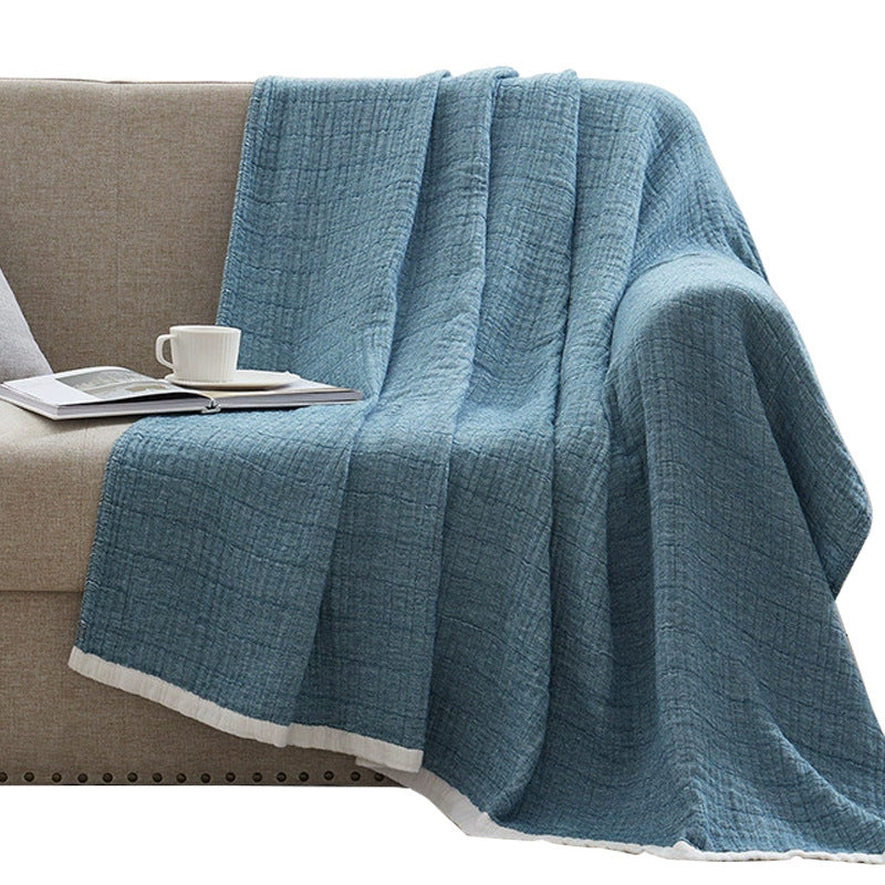 Couverture en coton bleue sur un canape