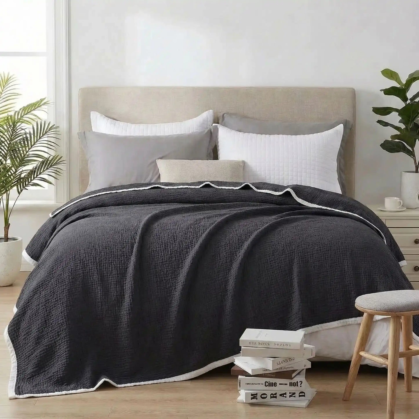 Couverture en coton grise sur un lit