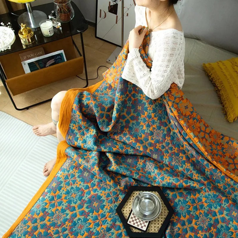 Couverture et plaid floral femme assise