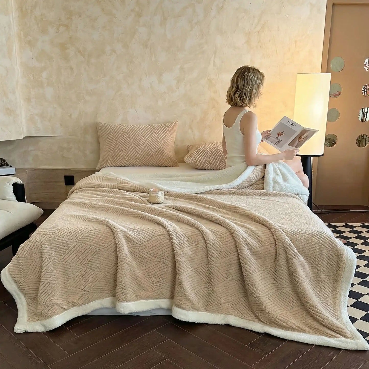 Couvertures en polaire beige douce et chaude pour lit
