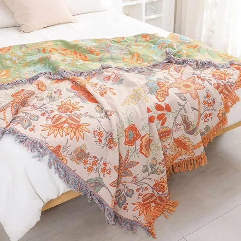 Couvertures et plaids orange sur un lit