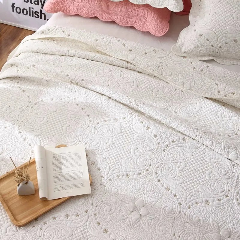 Couvre lit matelassé épais avec fleurs blanches