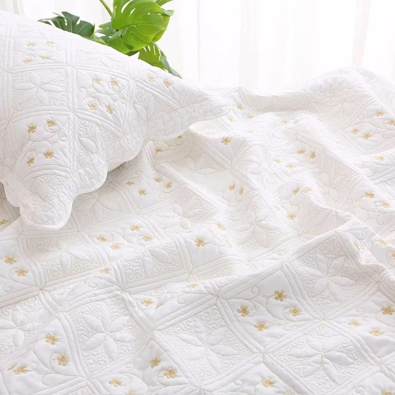 Couvre lit matelassé épais blanc avec des fleurs dorées