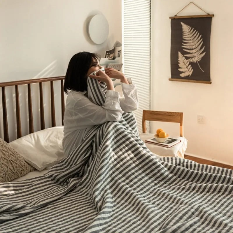 Couvre lit moderne avec lignes grises