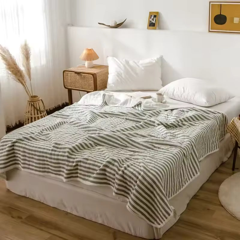 Couvre lit moderne ligné vert sur un lit
