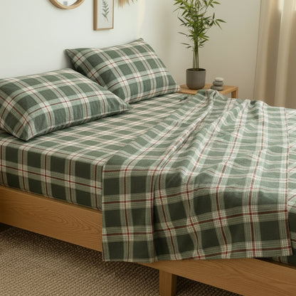 Drap carreaux vert sur un lit