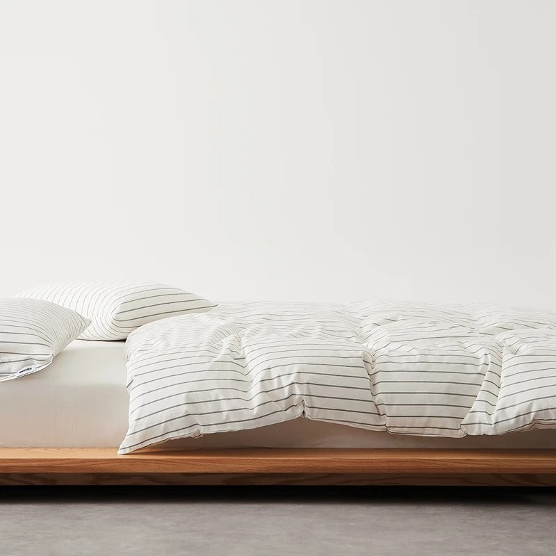 Housse de couette en coton blanc ligné sur lit