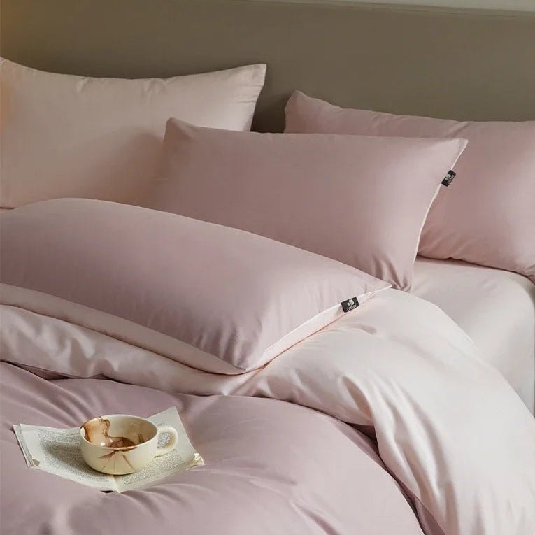 Housse de couette en flanelle rose sur un lit