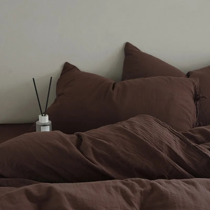Housse de couette en gaze de coton de couleur pourpre dans une chambre