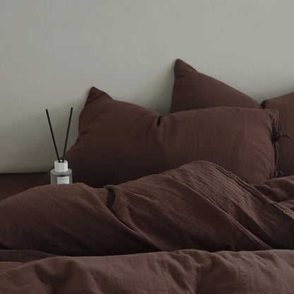 Housse de couette en gaze de coton de couleur pourpre dans une chambre