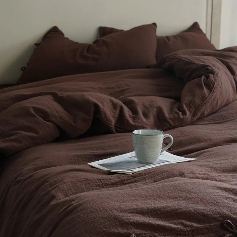 Housse de couette en gaze de coton de couleur pourpre sur un lit