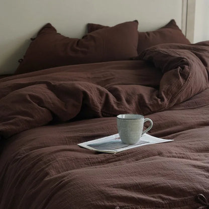 Housse de couette en gaze de coton de couleur pourpre sur un lit