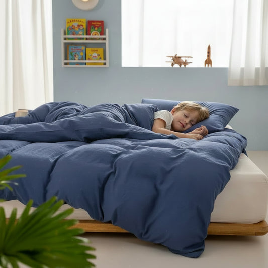 Housse de couette enfant 140x200 bleue avec un garçon qui dort paisiblement