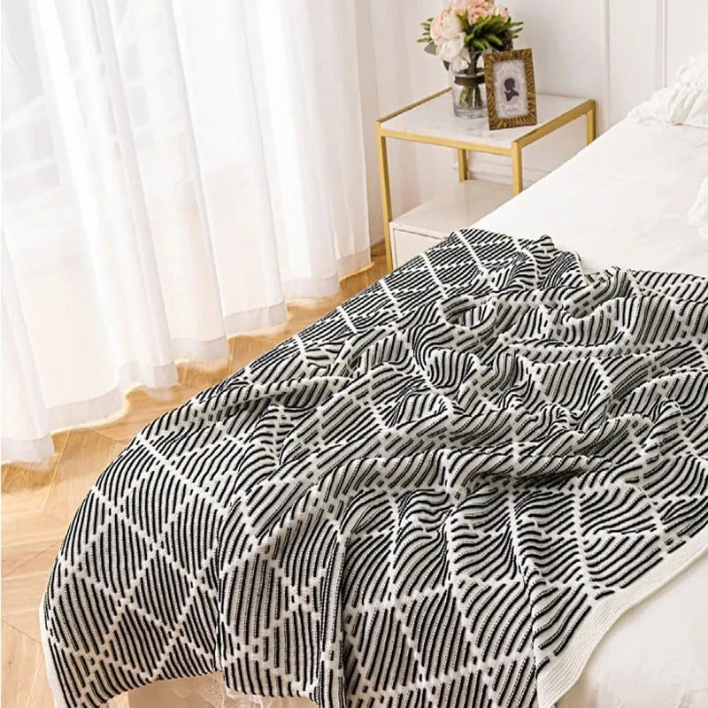 Plaid de lit noir sur un lit