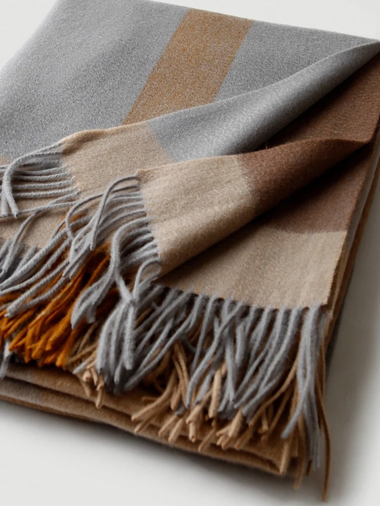 Plaid en laine marron et gris plié