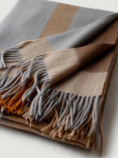 Plaid en laine marron et gris plié