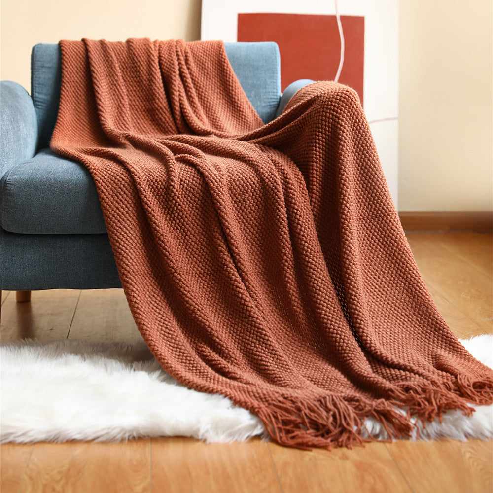 Plaid en tricot orange sur un fauteuil