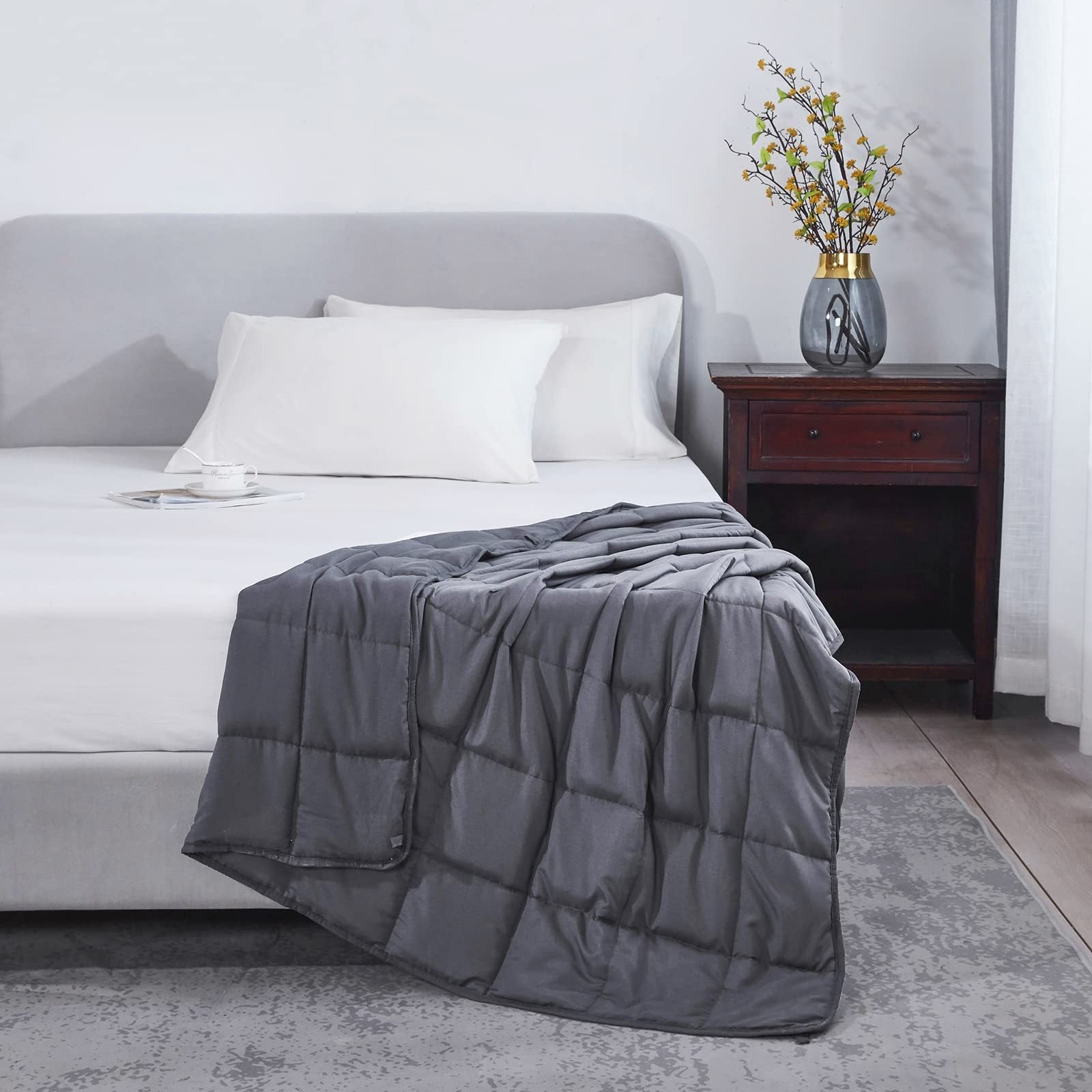 Plaid lesté gris sur un lit