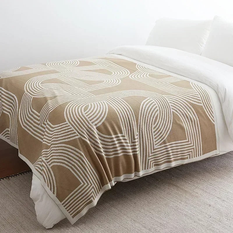 Plaids pour lit beige sur un lit