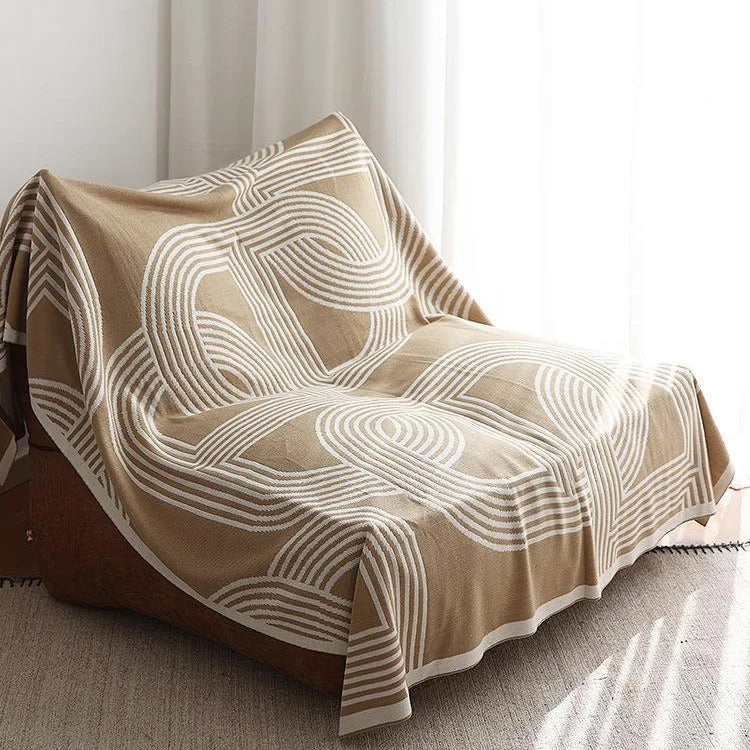 Plaids pour lit beige sur un fauteuil