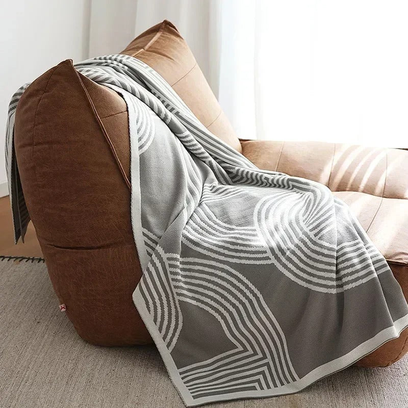 Plaids pour lit gris sur un fauteuil