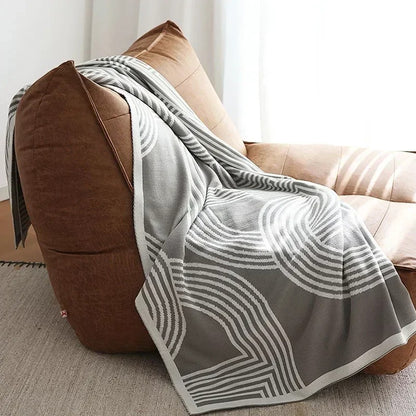 Plaids pour lit gris sur un fauteuil