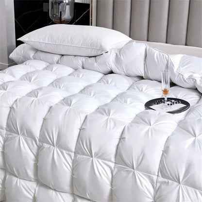 Couette de lit de couleur blanche