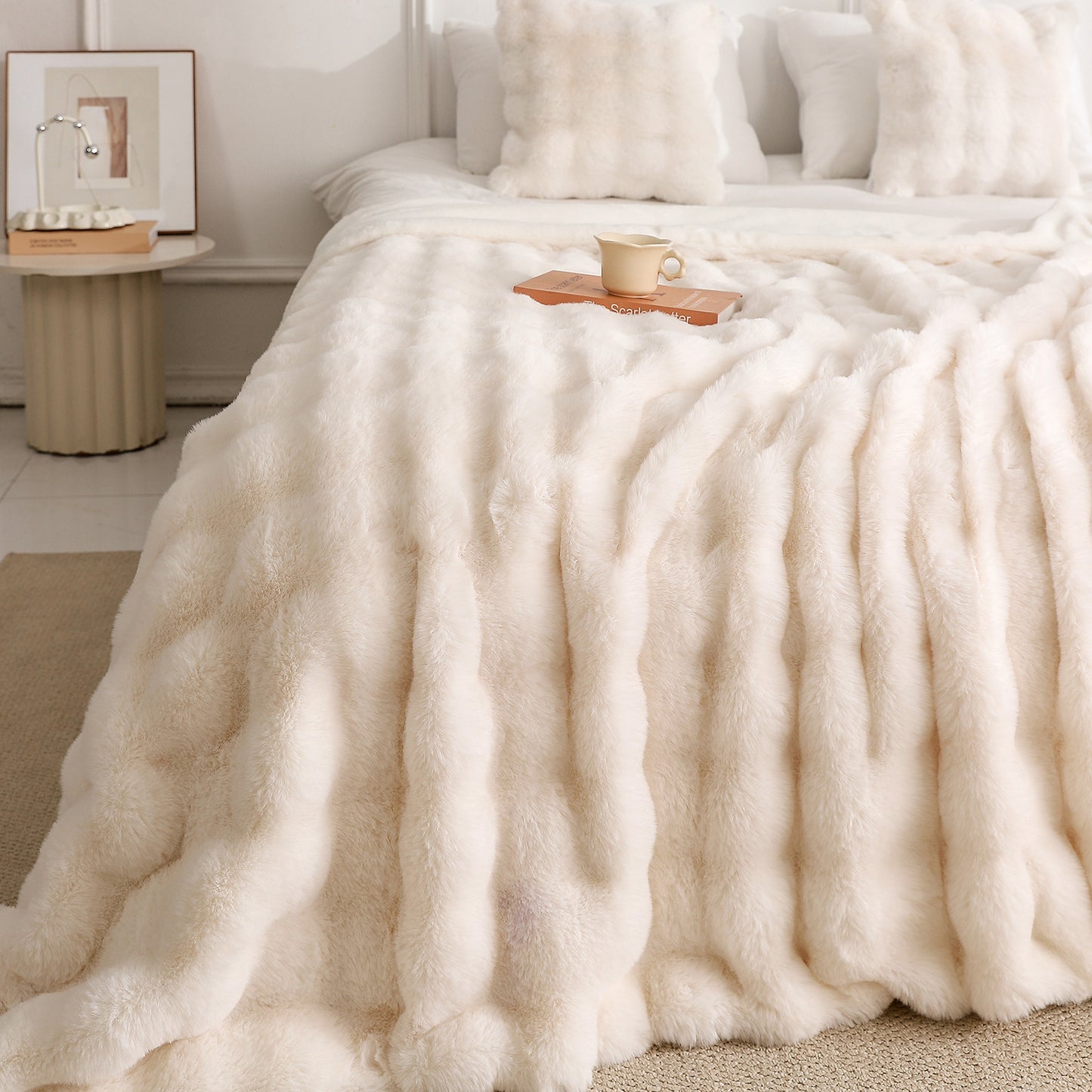 Couverture polaire de luxe blanche sur lit