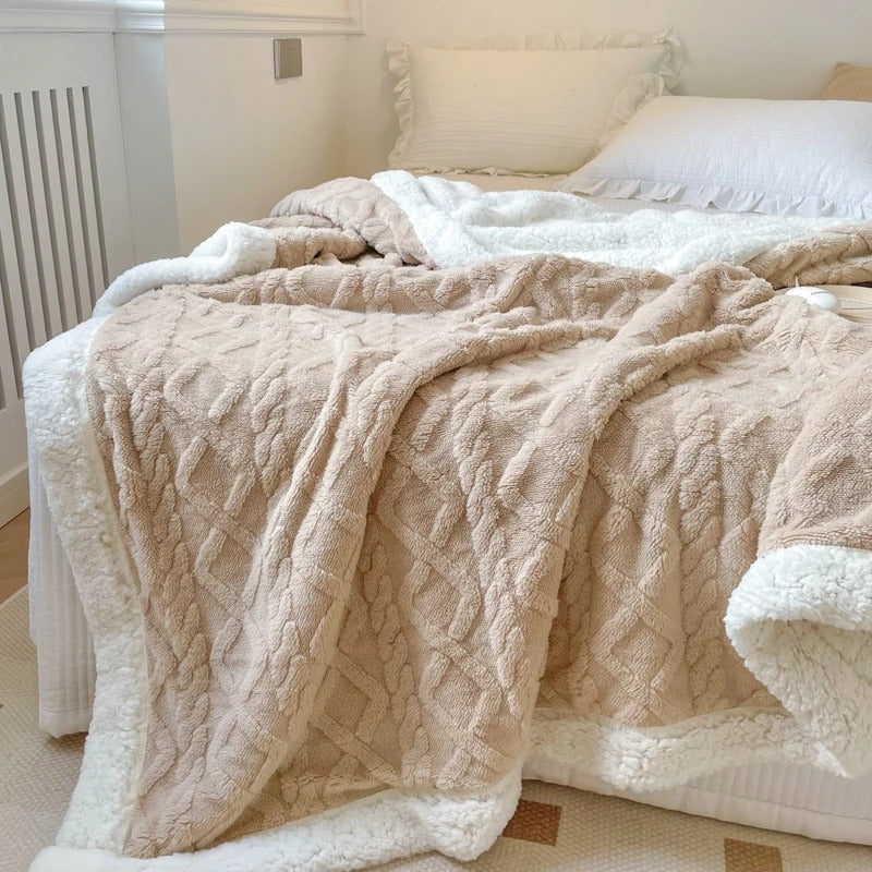 Couverture polaires douce sur le lit