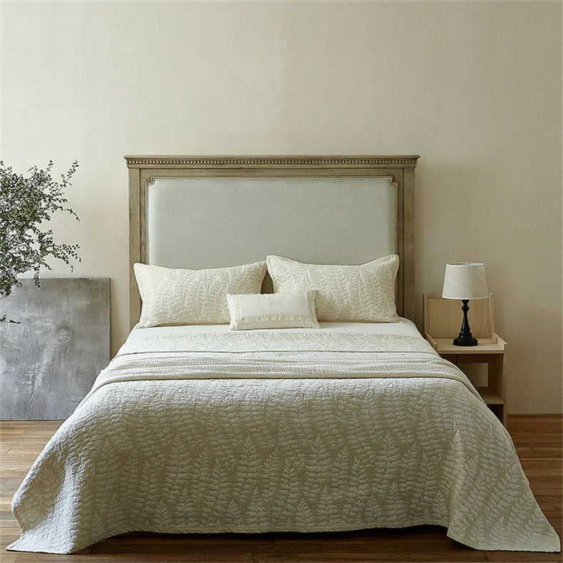 Couvre lit en lin beige avec motif de feuilles