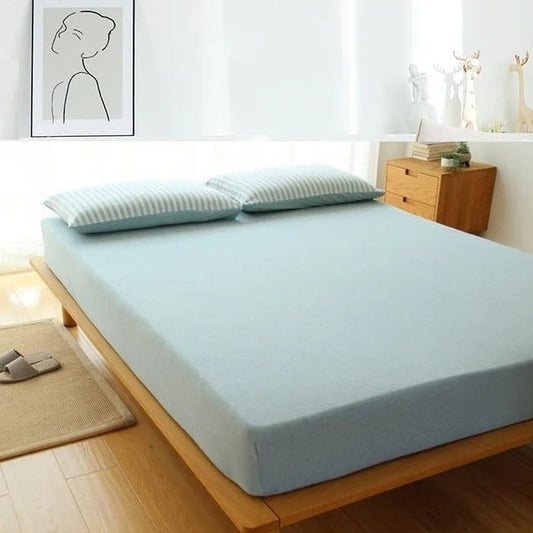 Drap housse en jersey bleu dans une chambre