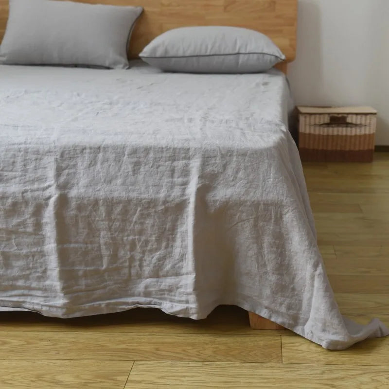Drap plat en lin gris pale dans une chambre