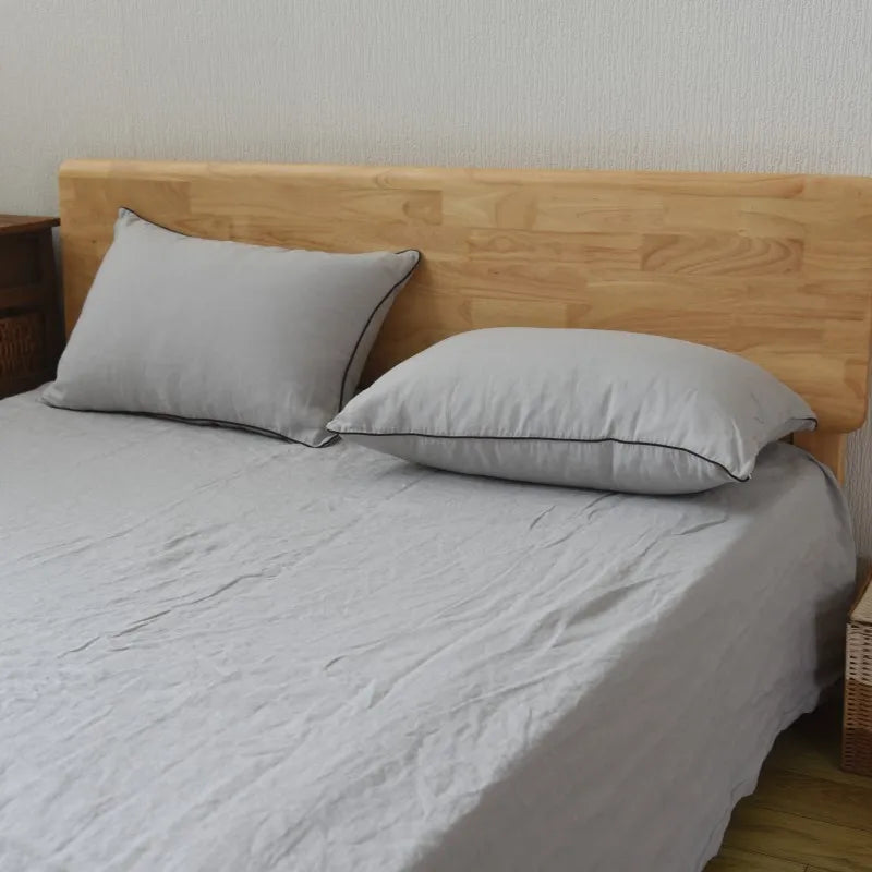 Drap plat en lin gris pale avec oreillers