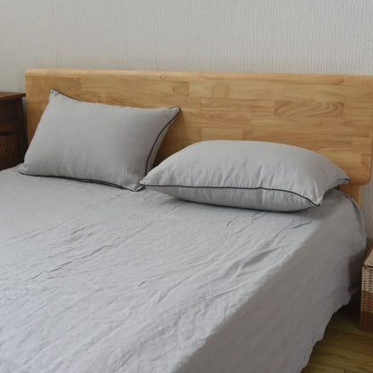 Drap plat en lin gris pale avec oreillers