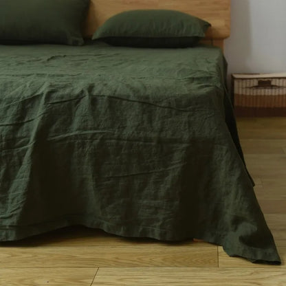 Drap plat en lin vert sur lit