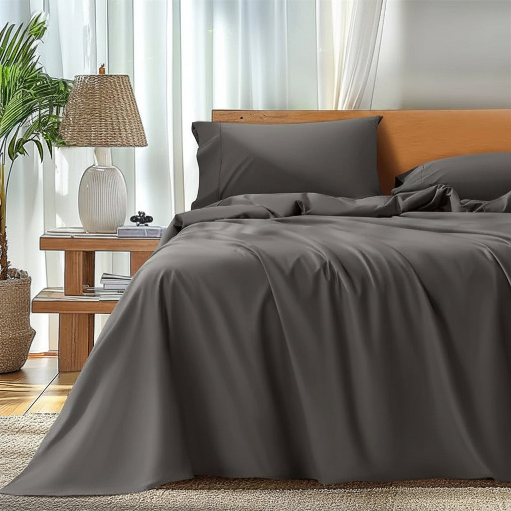 Draps en satin gris sur un lit