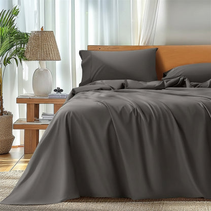 Draps en satin gris sur un lit