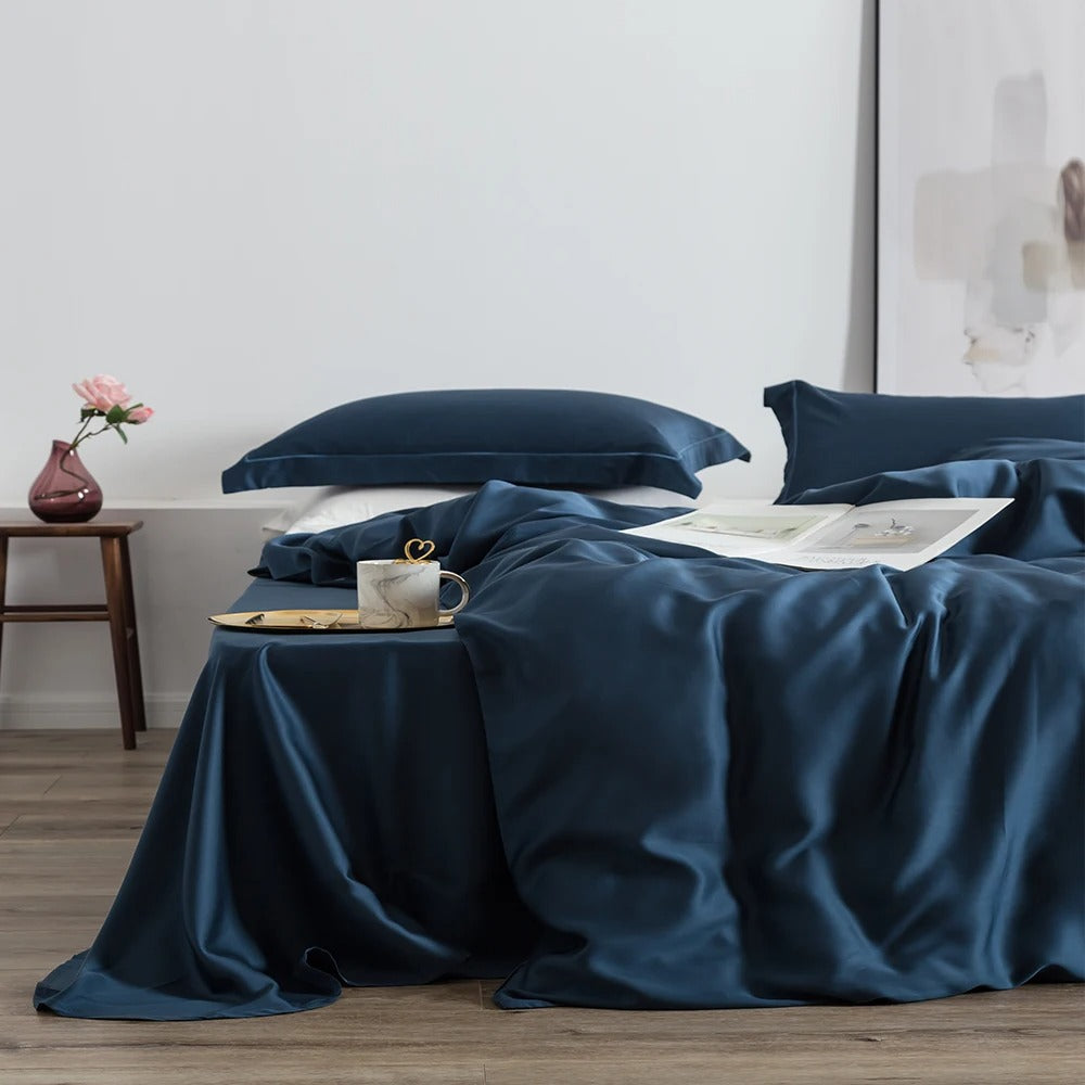Housse couette satin de coton bleu sur un lit