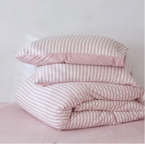 Housse de couette en jersey rose pliée