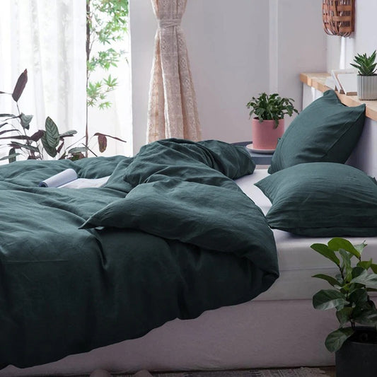 Housse de couette en lin lavé verte dans une chambre le matin