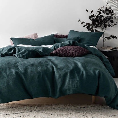 Housse de couette en lin lavé verte dans une chambre zen