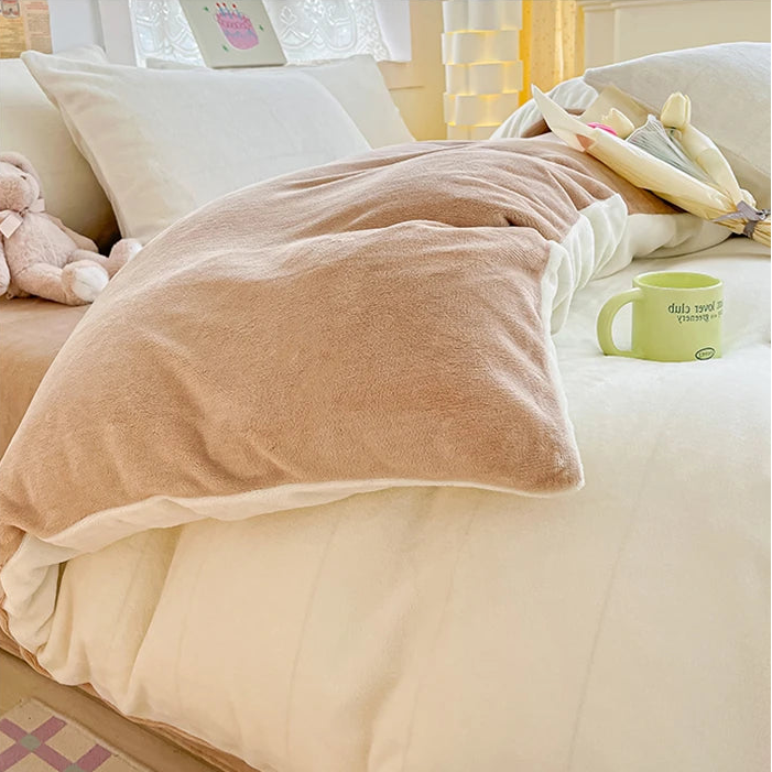 Housse de couette polaire beige sur lit